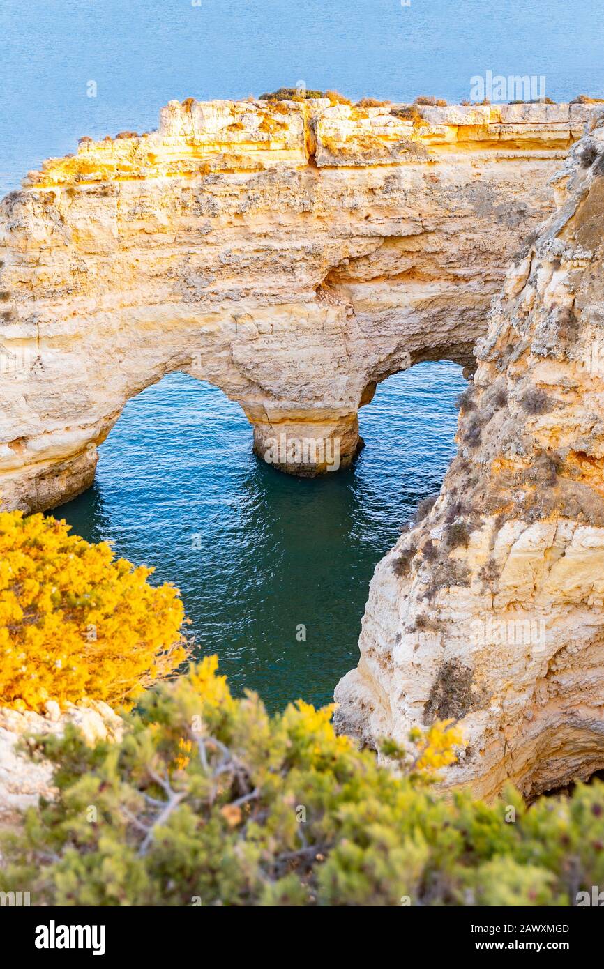 Schöner Blick auf die Praia da Marinha. Felsen, Felsen und grüne Pflanzen an der Algarve, Faro, Portugal, türkisfarbenes Wasser des Atlantiks. Herzform in Felsen Stockfoto