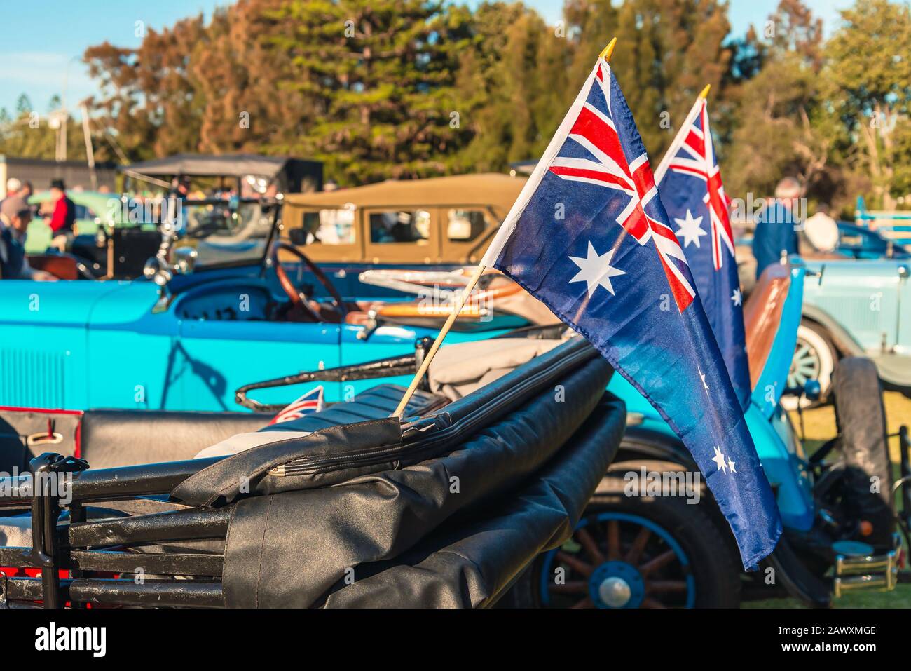 Australische Flaggen auf dem alten Auto während der Autoschau installiert Stockfoto