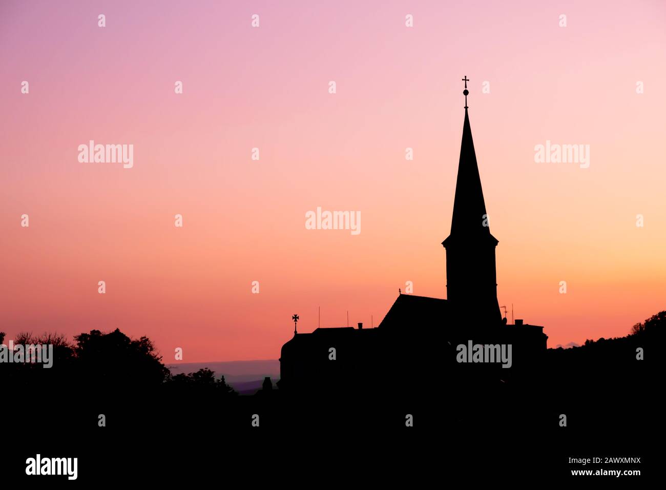 Silhouettenblick auf die orthodoxe Pfarrkirche am Abend in Gumpoldkirchen, einem berühmten Ort für ihren Wein und Heuriger als große Hangweinberge. Stockfoto