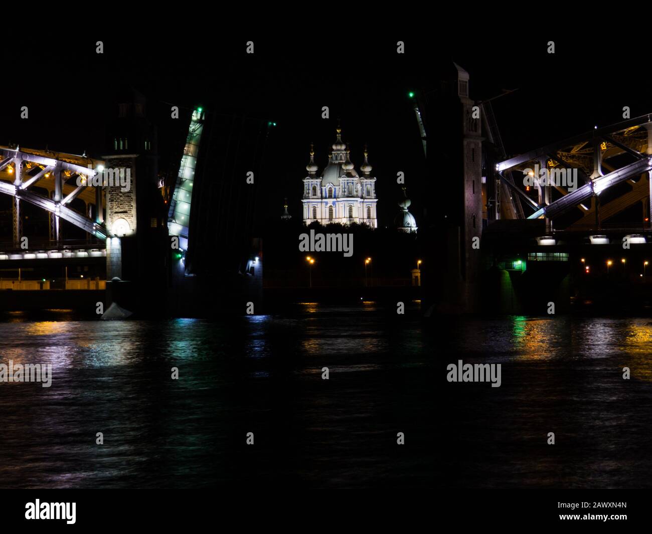Blick auf die Smolny-Kathedrale bei Nacht. In Sankt Petersburg, Russland Stockfoto