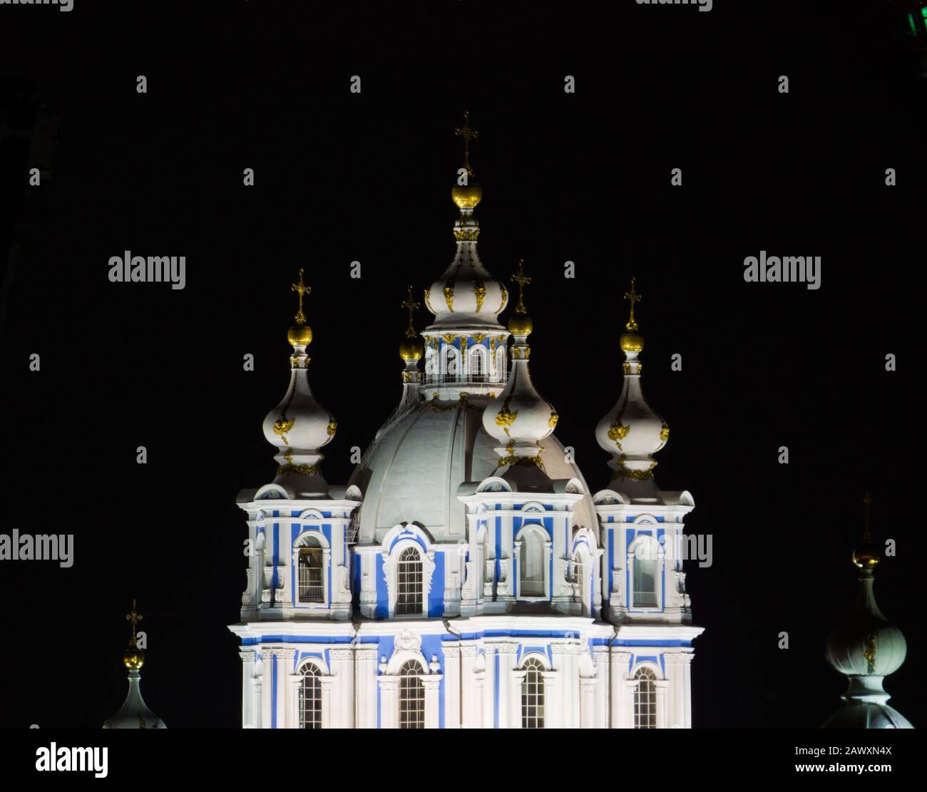 Blick auf die Smolny-Kathedrale bei Nacht. In Sankt Petersburg, Russland Stockfoto
