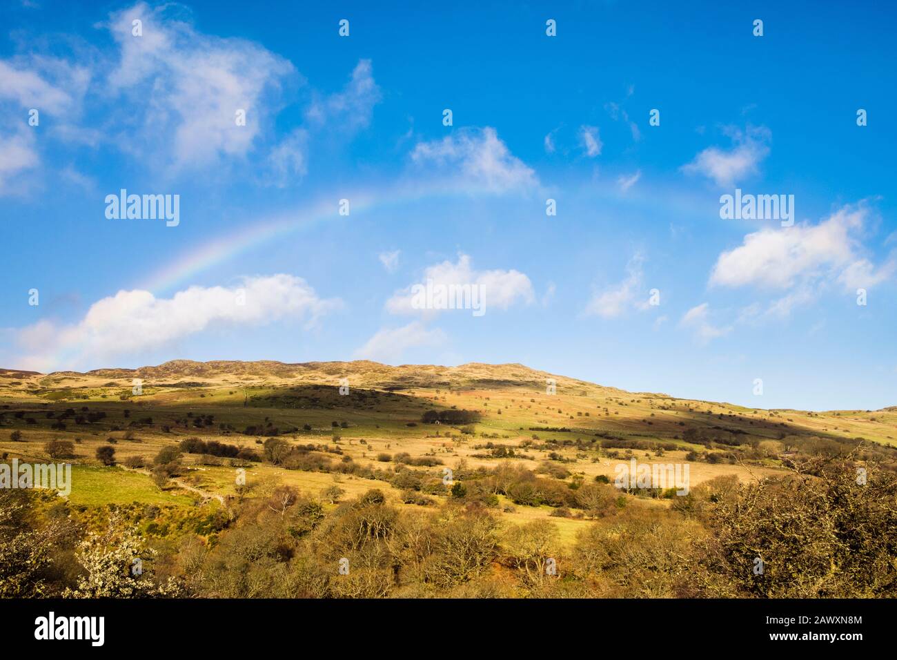 Rainbow over Tal y Fan Mountain bei wechselhaftem Wetter im nördlichen Snowdonia-Nationalpark. ROWEN, Conwy, Nordwales, Großbritannien Stockfoto