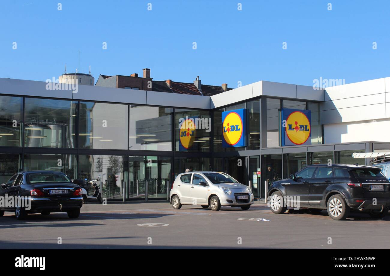 Aalst, BELGIEN, 6. FEBRUAR 2020: Blick auf den neuen Lidl-Supermarkt in Aalst. Die deutsche Lidl Stiftung & Co. KG ist eine Discount-Supermarktkette, Oper Stockfoto
