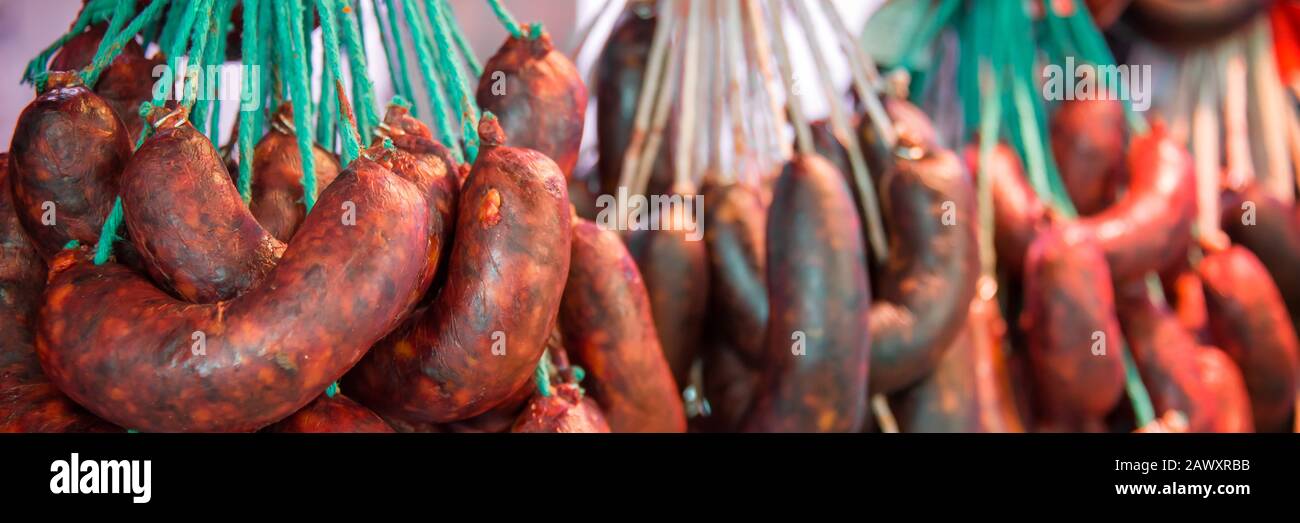 Panoramablick auf Chorizos und Würstchen, die in einer spanischen Metzgerei hängen Stockfoto