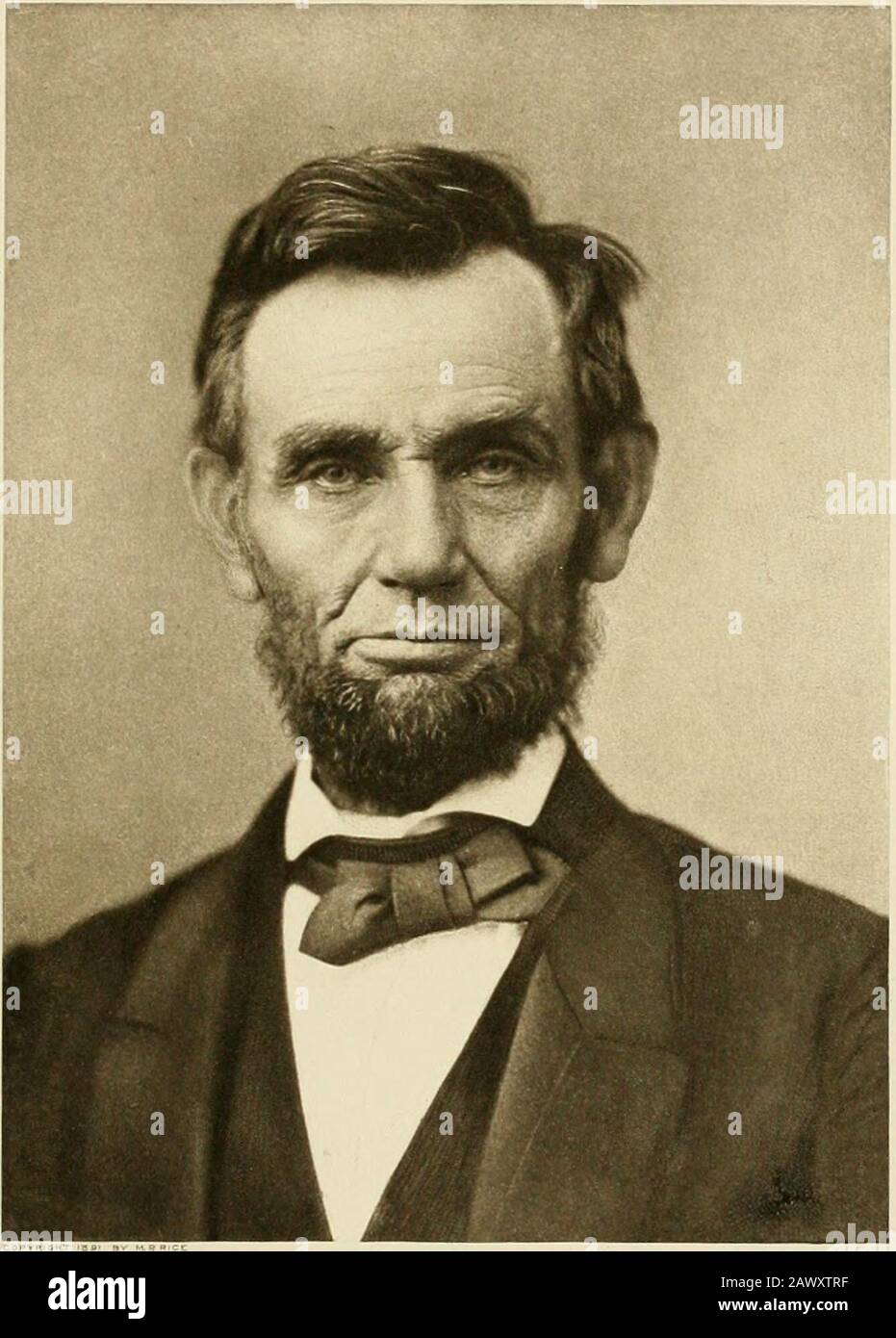 Abraham Lincoln: Ein biographischer Aufsatz. Marschierte in Maryland ein, Lincoln schwor in seinem Herzen, dass, wenn die Union Armyom nun mit Erfolg gesegnet wäre, das Dekret von Free-dom sicherlich erlassen werden sollte. Der Sieg von Antie-tam wurde am 17. September errungen, und die vorläufige Emanzipationsproklamation kam auf den 2. Es war die eigene Auflösung und Handlung von Lincoln, aber praktisch hat es die Nation gebunden und erlaubt, keinen Schritt nach hinten zu gehen. Trotz seiner Einschränkungen war es die eigentliche Abschaffung der Sklaverei. So wistelt er den Namen auf die Bücher der Geschichte, mit dem Tidledearest zu seinem Herzen, dem Befreier des Sklaven. Es Stockfoto
