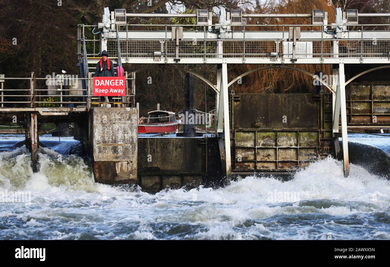 Ein Mitarbeiter der Umweltbehörde spaziert nach Storm Ciara, der das Land am Sonntag in die Stadt führte, über das Wehr bei Ray Mill Island, Maidenhead, Berkshire. Stockfoto
