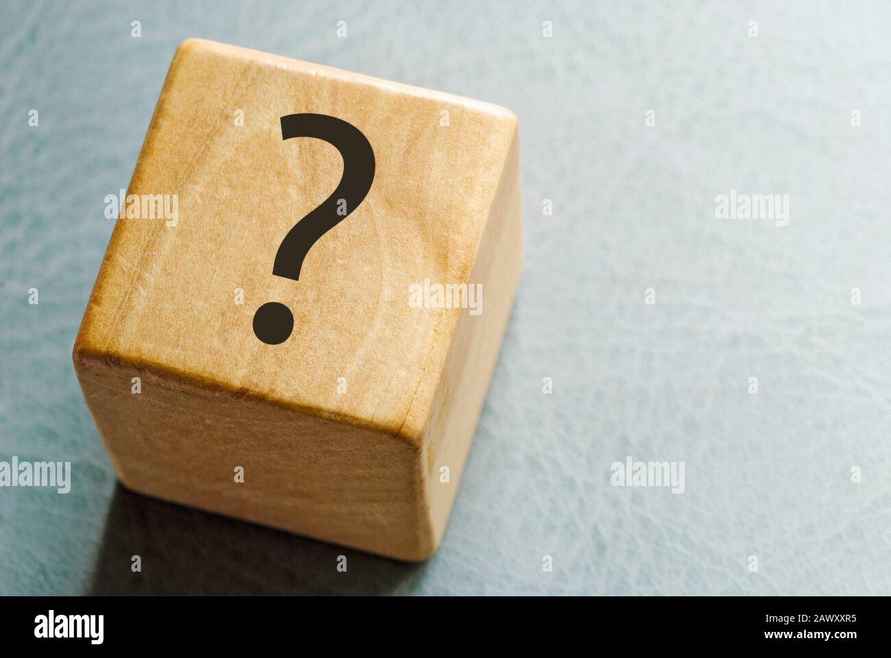 Spielzeugblock aus Holz mit aufgedrucktem Fragezeichen Stockfoto
