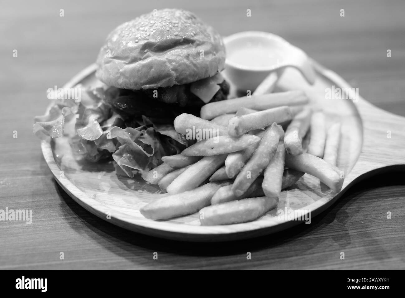 Cheeseburger und Pommes Frites serviert auf hölzernen Tisch Stockfoto
