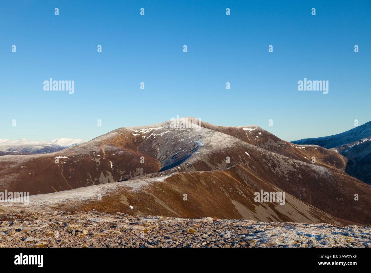 Blick auf den Gipfel von Braigh Coire Chruinn-bhalgain im Beinn A Ghlo Range. Stockfoto