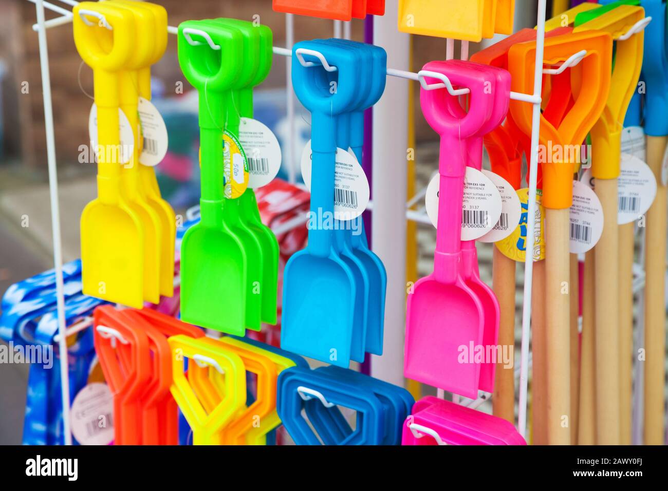 Eine Gruppe von bunten Plastikspielzeugspaten Stockfoto