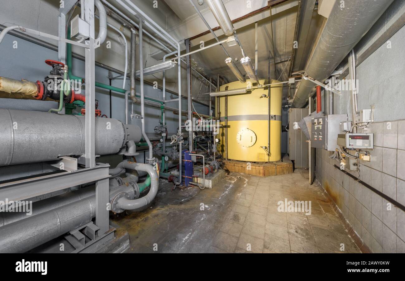 Neutralisator des gelben Tanks in der Werkstatt einer geschlossenen Müllverbrennungsanlage. Stockfoto