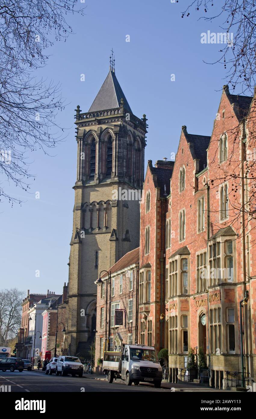 Der Kirchturm von St Wilfred und das Dean Court Hotel York Stockfoto