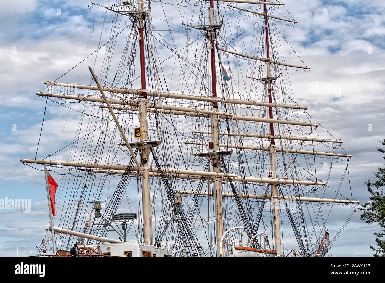 Mast mit Takelage und rollten Segel des alten polnischen Segelschiffs dar Pomorza auf Stockfoto