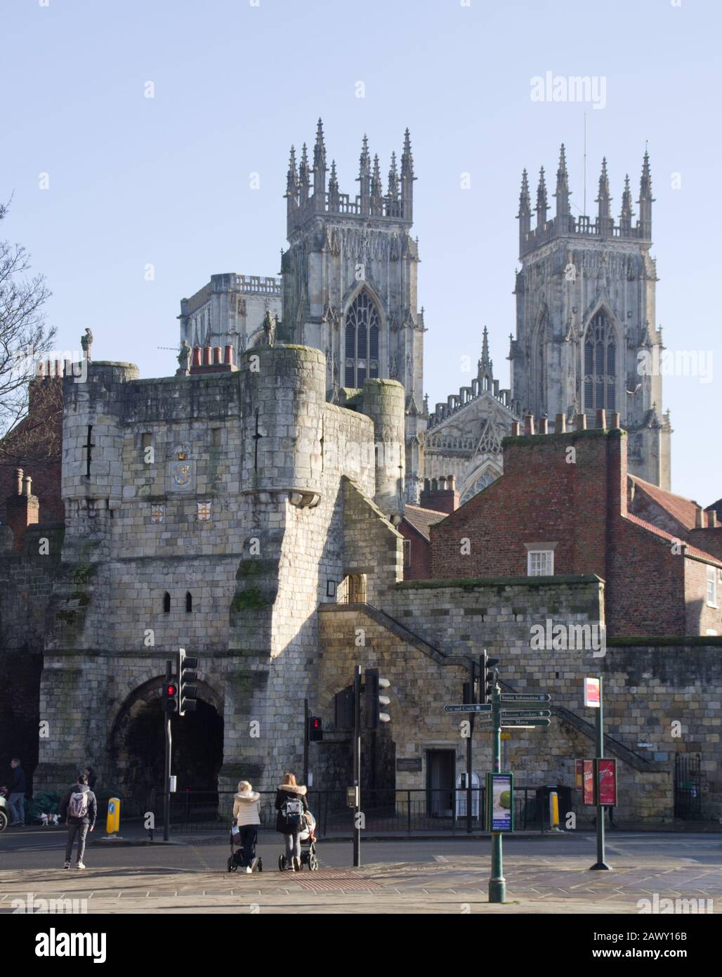 Bootham Bar und York Minster vom Exhibition Square aus gesehen Stockfoto