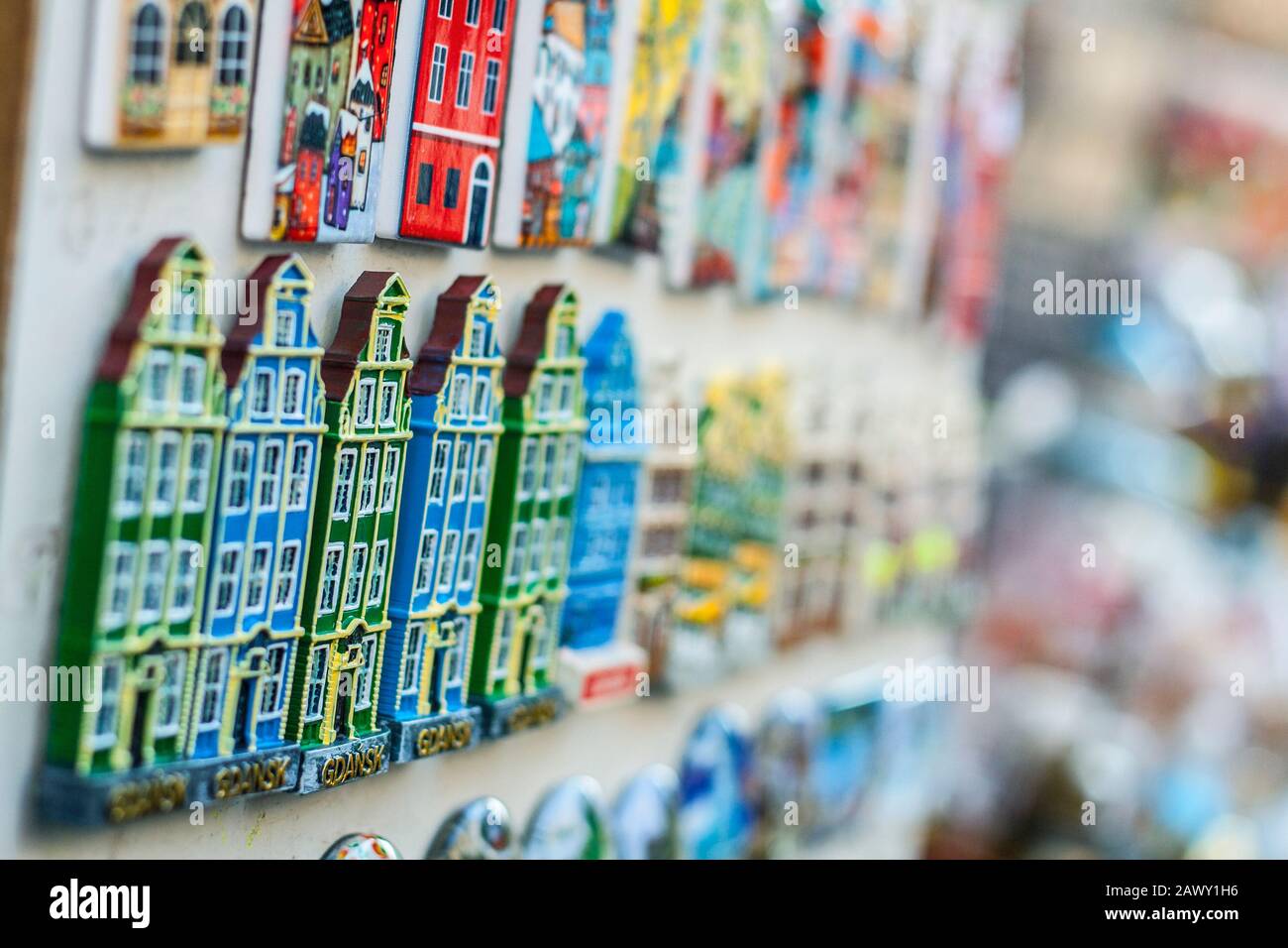 Reihen von Souvenirs mit Kühlschrankmagnet aus Gdansk werden auf der Stillzeit ausgestellt Stockfoto