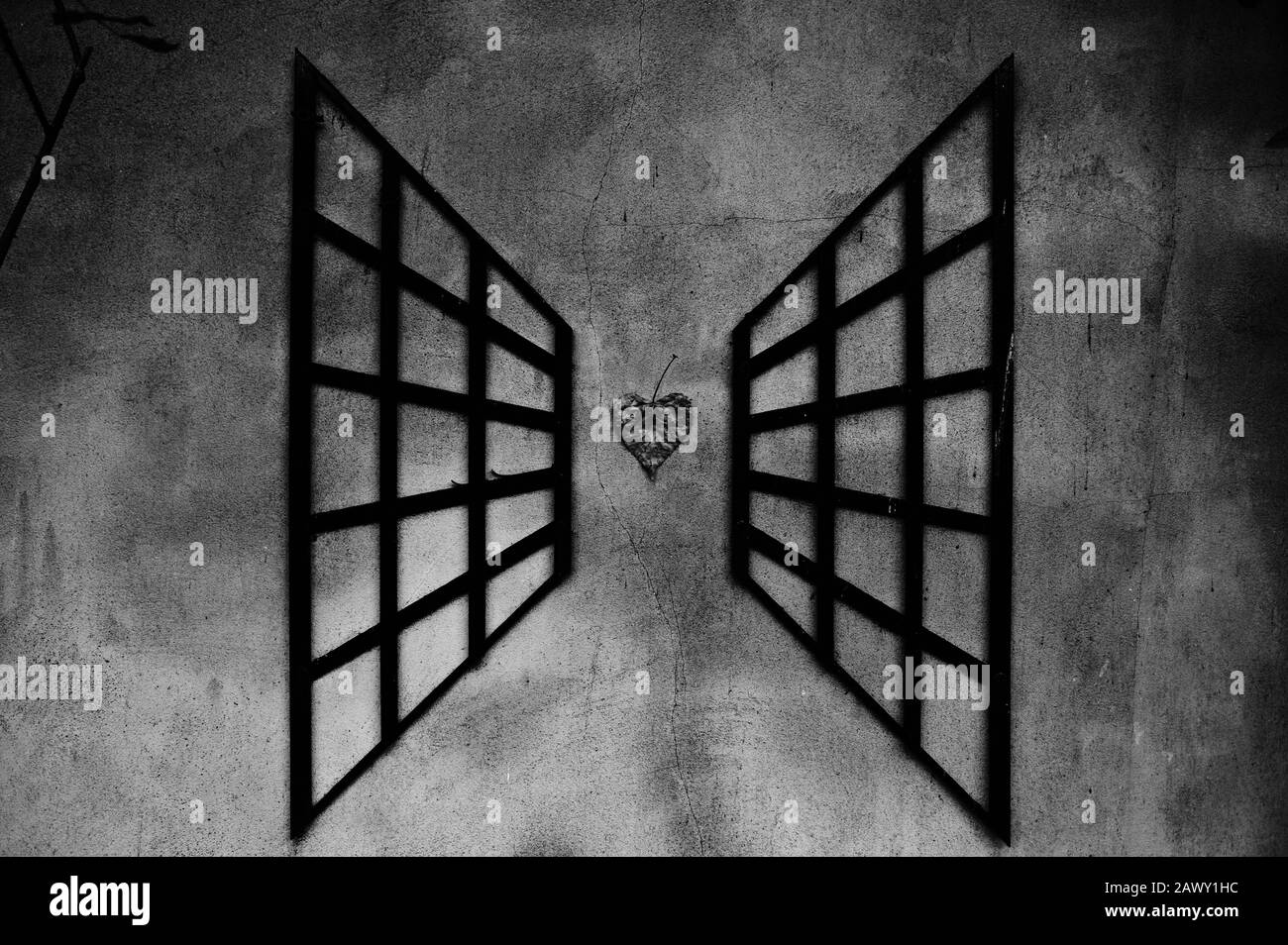 Flügel oder Käfig ? Symbolische Darstellung der Liebe und der Tiefen des Geistes. Frei von Valentinstag Unterschrift rot. Stockfoto