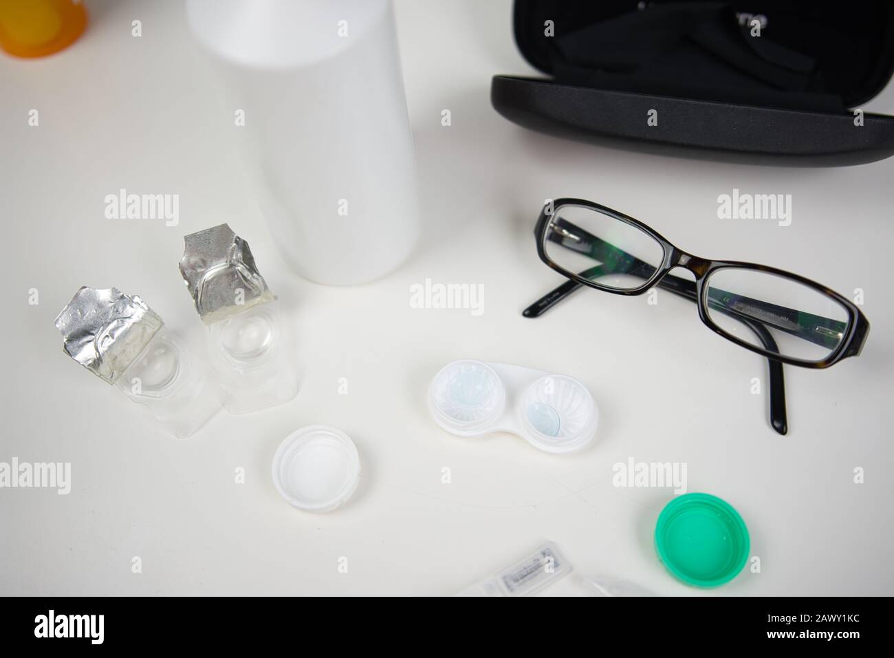 Mehrere Augenpflegeprodukte, die auf einer weißen Counter-Oberseite sitzen. Linsen für Verpackung, Brille und mehr Stockfoto