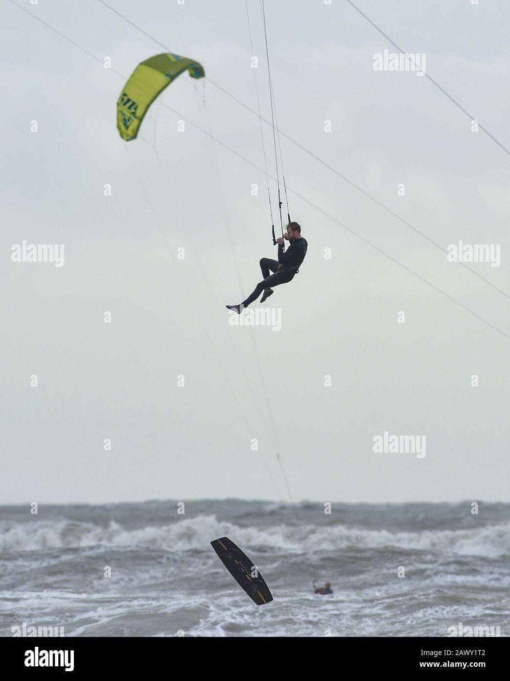 Worthing UK 10. Februar 2020 - EIN Kitesurfer verliert sein Brett am Goring Beach in der Nähe von Worthing in West Sussex, da sie das Schlussende von Storm Ciara, der Großbritannien am Wochenende überboten hat, optimal nutzen: Credit Simon Dack / Alamy Live News Stockfoto