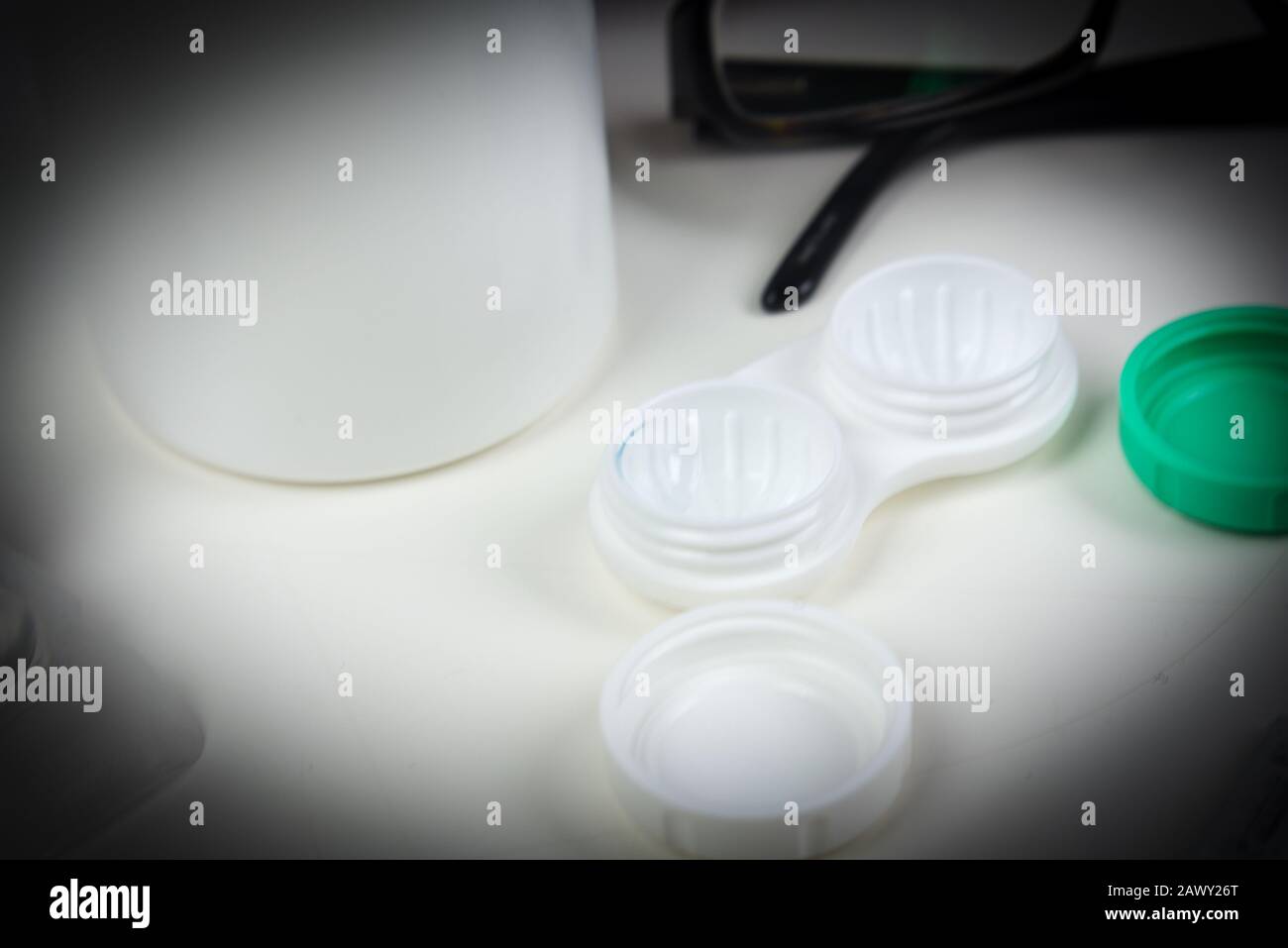 Glaukom um das Kontaktlinsengehäuse mit anderen Augenpflegeprodukten Stockfoto