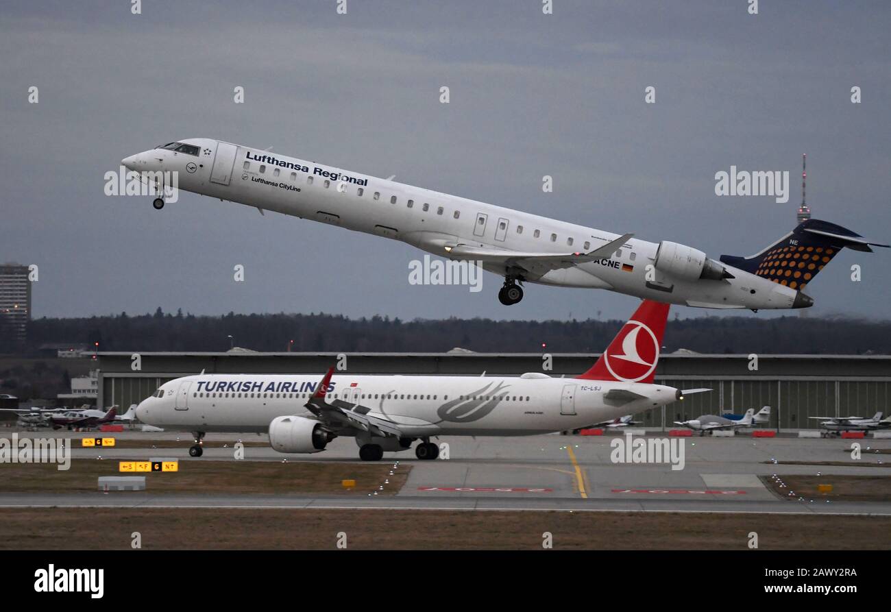 Stuttgart, Deutschland. Februar 2020. Ein Regionalflugzeug der Lufthansa fährt vor einem Flugzeug der Turkish Airlines vom Flughafen Stuttgart ab. Kredit: Marijan Murat / dpa / Alamy Live News Stockfoto