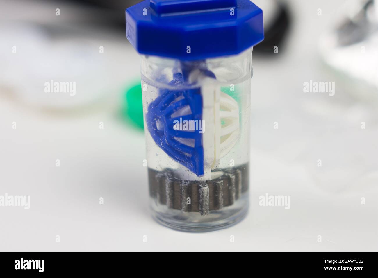Blaues Kontaktlinsengehäuse mit Blasen aus Peroxid-Lösung. Sauber und steril Stockfoto