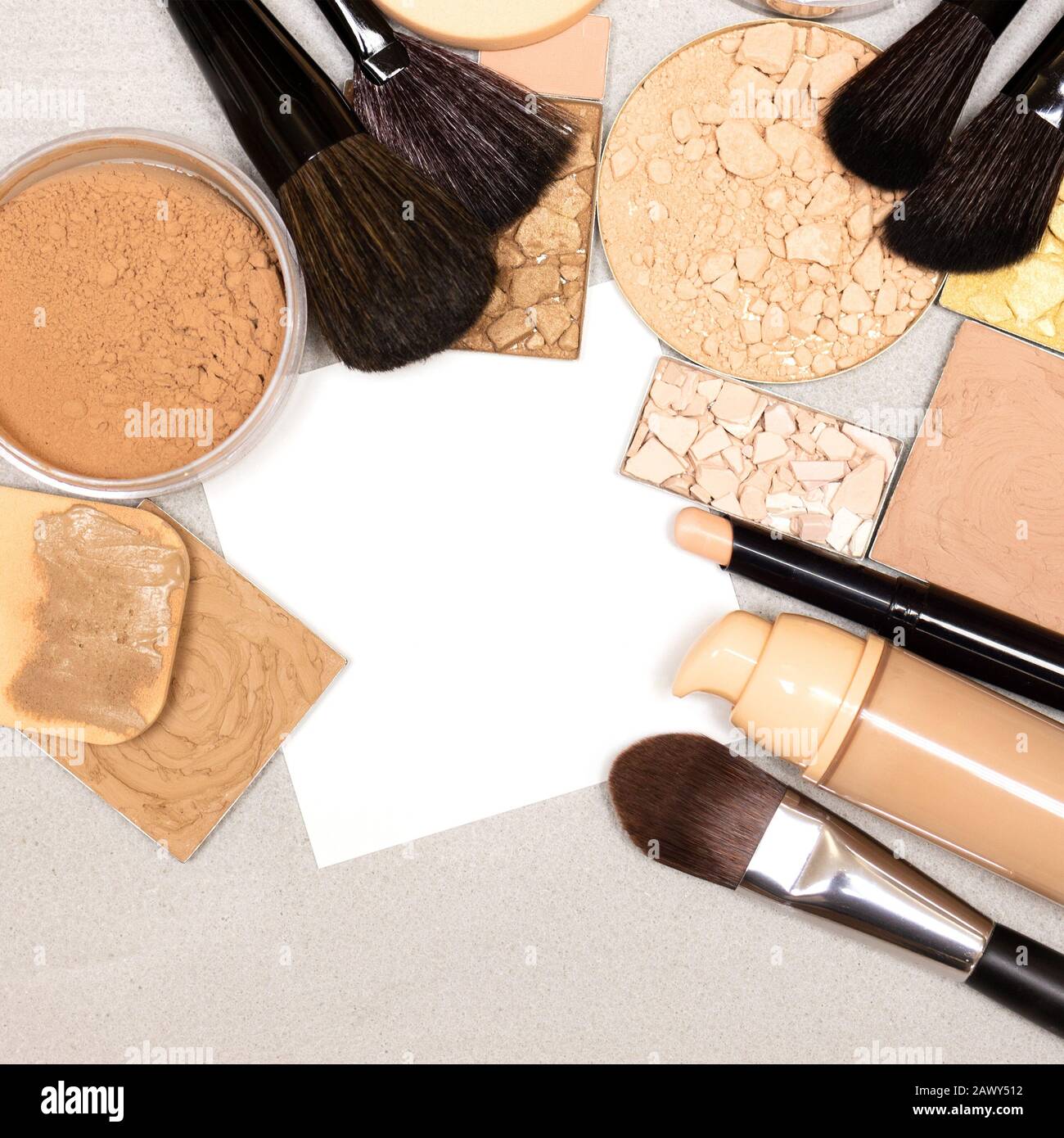 Make-up-Produkte für den Alltag mit leerem weißem Blatt Papier. Konzept der Checkliste für den Einkauf von Kosmetika Stockfoto
