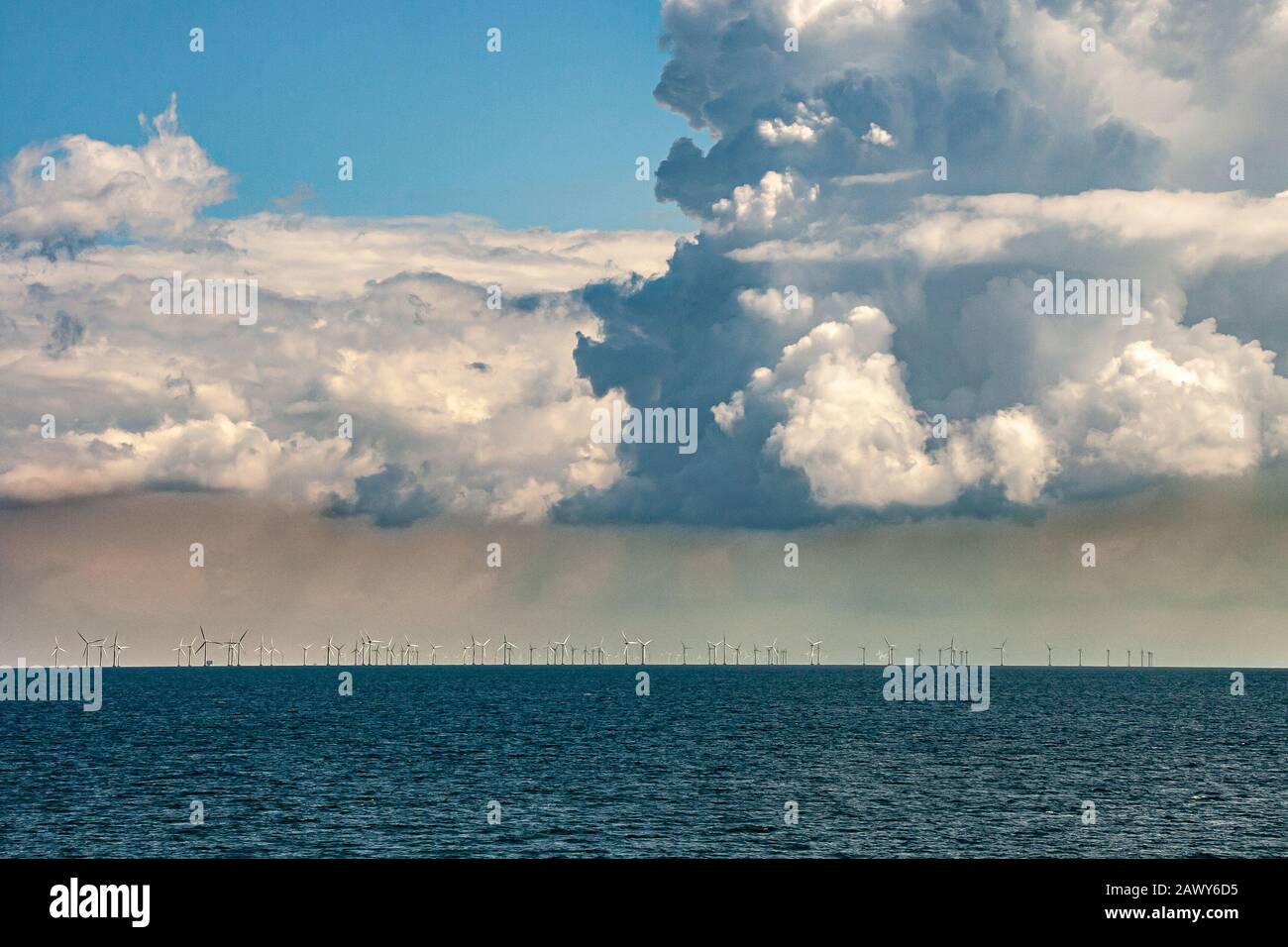 Windenergieanlage vor der Küste Stockfoto