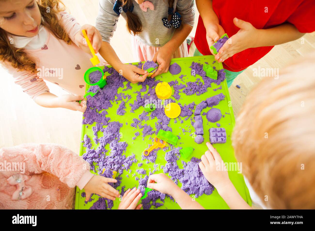 Kreativitätsspiele für Kinder mit kinetischem Sand Stockfoto