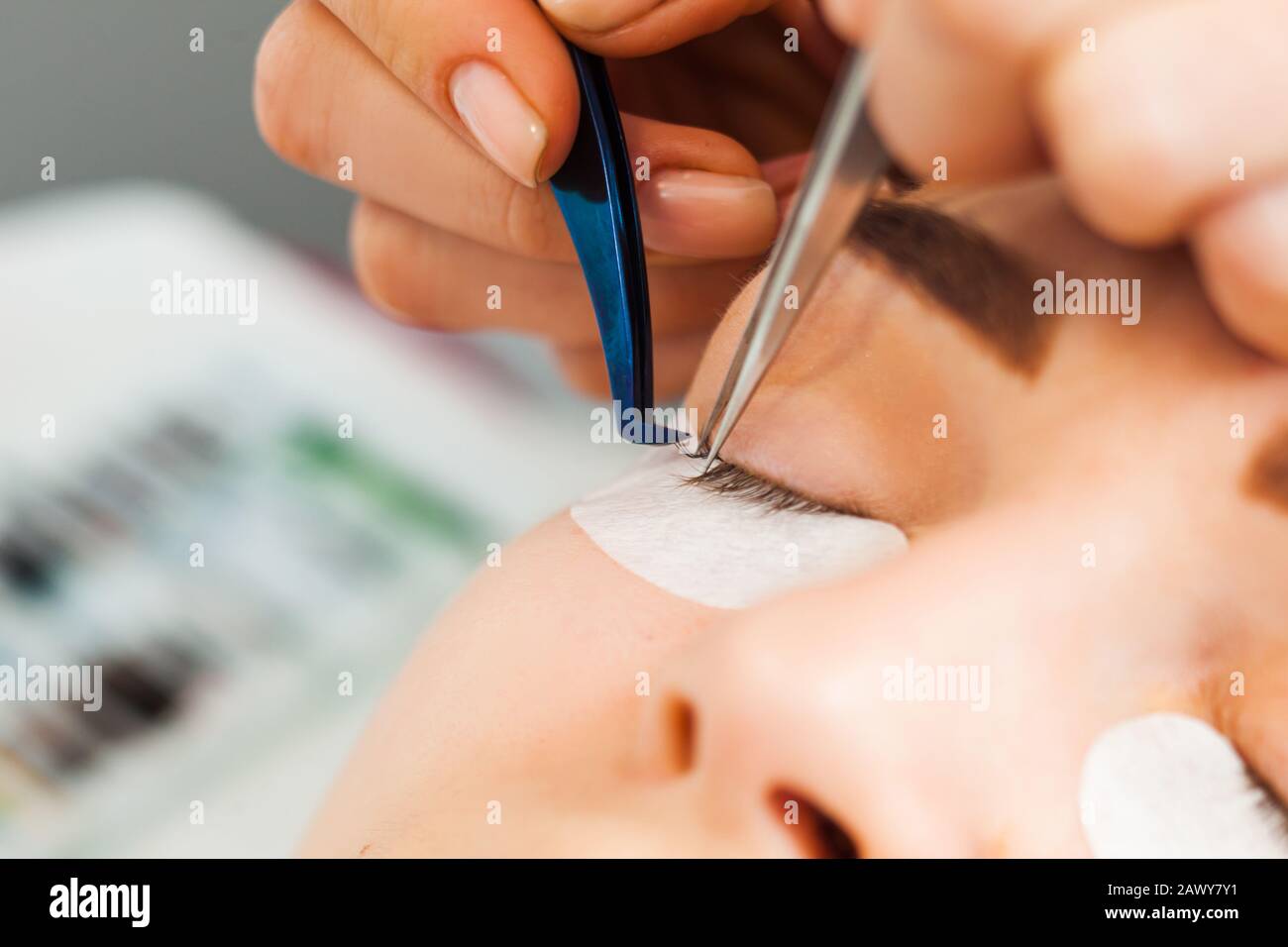 Verfahren zur Behandlung der Wimpelpflege. Kaschierung und Verlängerung für Schrägstriche. Stockfoto