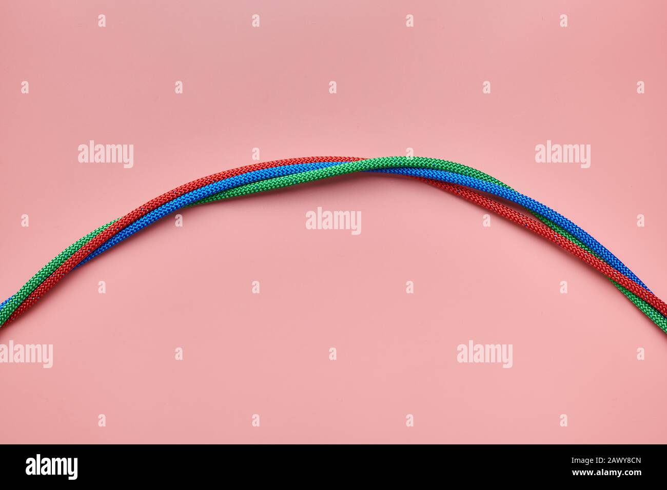 Nylon verdrehte Seile fesselten den Knoten. Rote, grüne und blaue Seile. Starke und zuverlässige Befestigung für Schiffsboote, Bergsteigen, Wandern und Segeln. Stockfoto