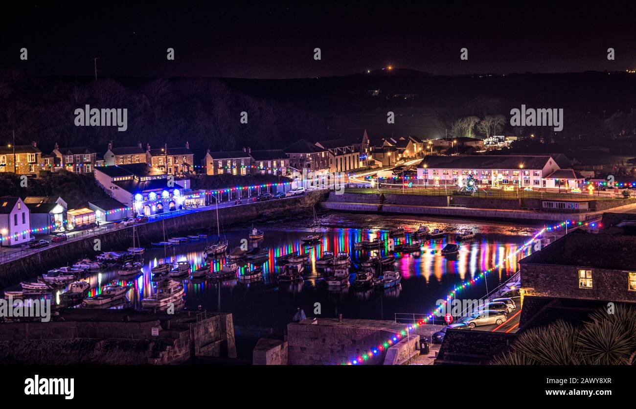 Porthleven Lichter und Boote im Hafen zur Weihnachtszeit tolle Weihnachtskarten, Spaziergänge in Cornwall, kornische Spaziergänge Stockfoto