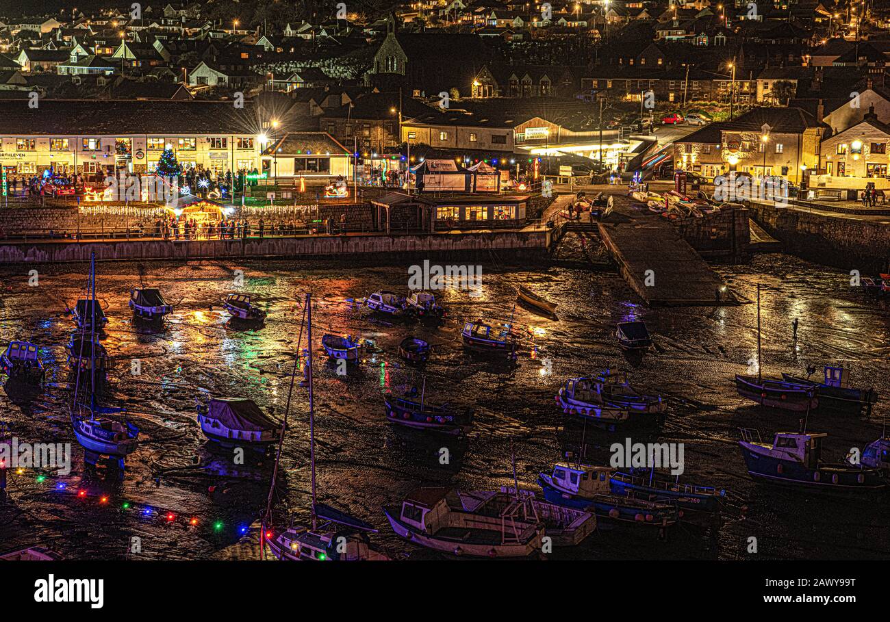 Porthleven Cornwall Weihnachtsbeleuchtung mit Booten im Hafen, Wandern in Cornwall, kornische Spaziergänge Stockfoto