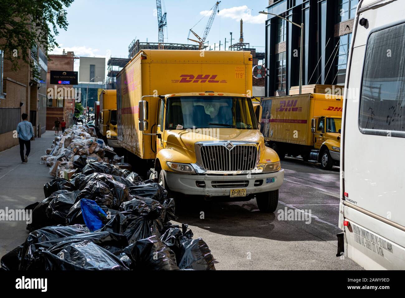 New York City, USA - 6. Juni 2019: Hausmüllbeutel am Rande der Manhattan Street am Morgen des Müllentsorgungstages Stockfoto