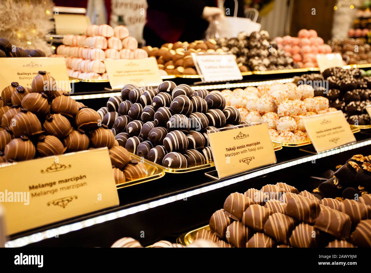 Schokoladentrüffel, Süßigkeiten und Süßigkeiten auf dem Weihnachtsmarkt  Stockfotografie - Alamy