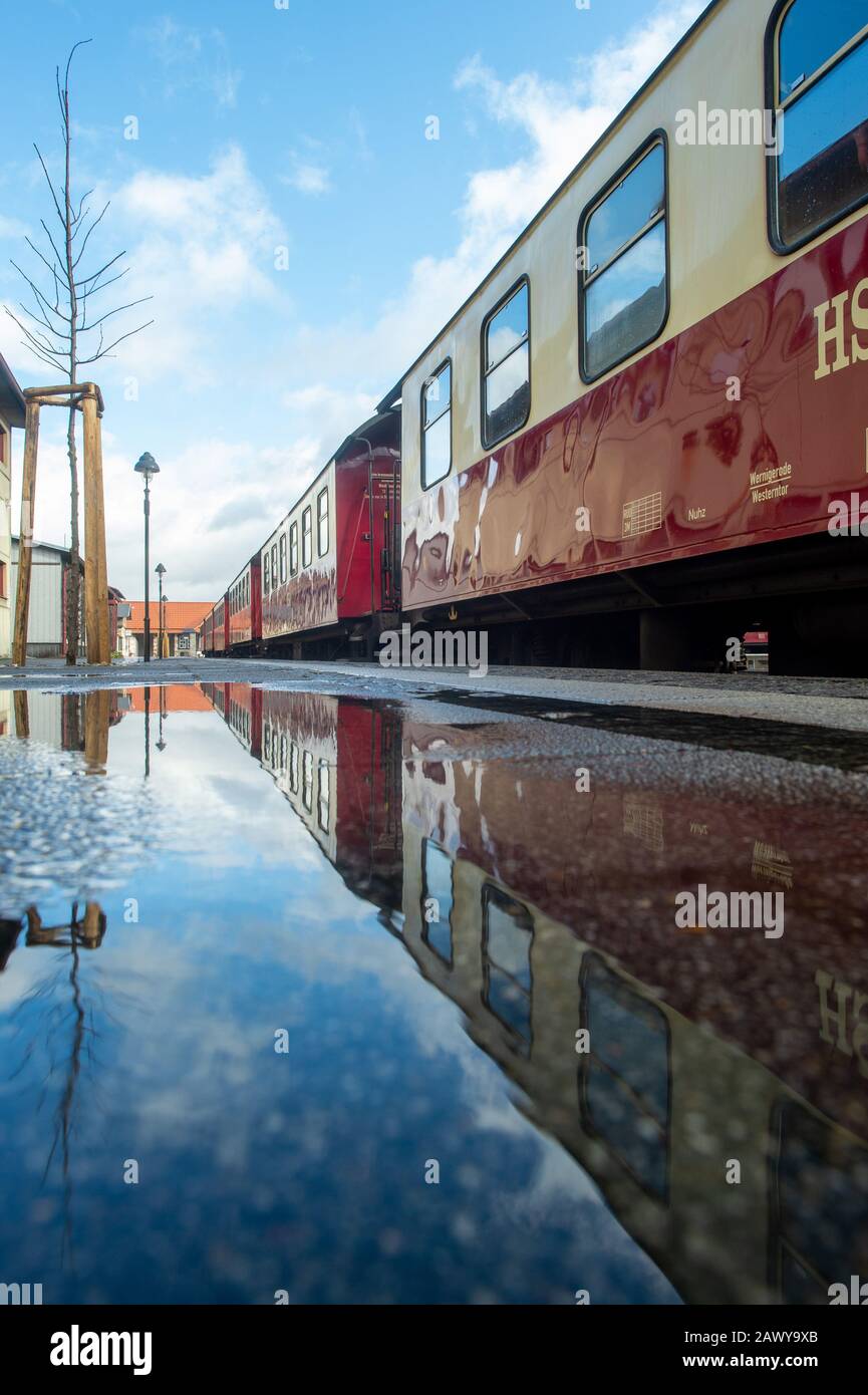 Wernigerode, Deutschland. Februar 2020. Wagen der Harzer Schmalspurbahnen (HSB) sind im Bahnhof Wernigerode abgestellt und spiegeln sich in einer großen Pfütze wider. Das Unternehmen hat alle Fahrten seiner Züge aufgrund der Witterungsbedingungen gestrichen. Nur noch die Straßenbahnen zwischen Nordhausen und Ilfeld sind im Einsatz. Sturmtief 'Sabine' hatte in der Nacht zahlreiche Bäume im Harz gebrochen. Größere Schäden gab es nicht. Es bleibt flüchtig und stürmisch. Kredit: Klaus-Dietmar Gabbert / dpa-Zentralbild / ZB / dpa / Alamy Live News Stockfoto