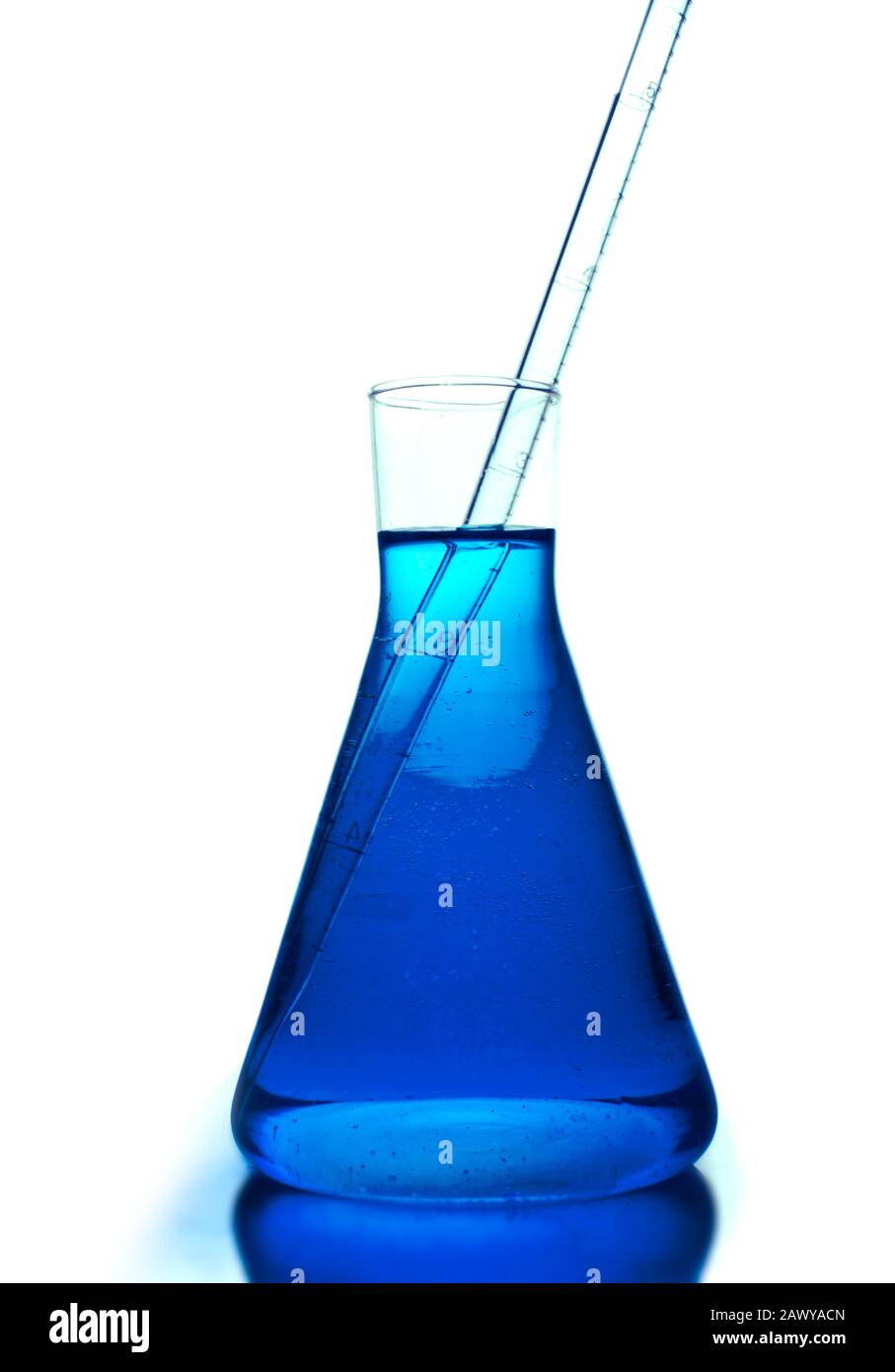 Blaue Lösung im Glaskolben, Chemieingenieurpädagogisches Labor Stockfoto