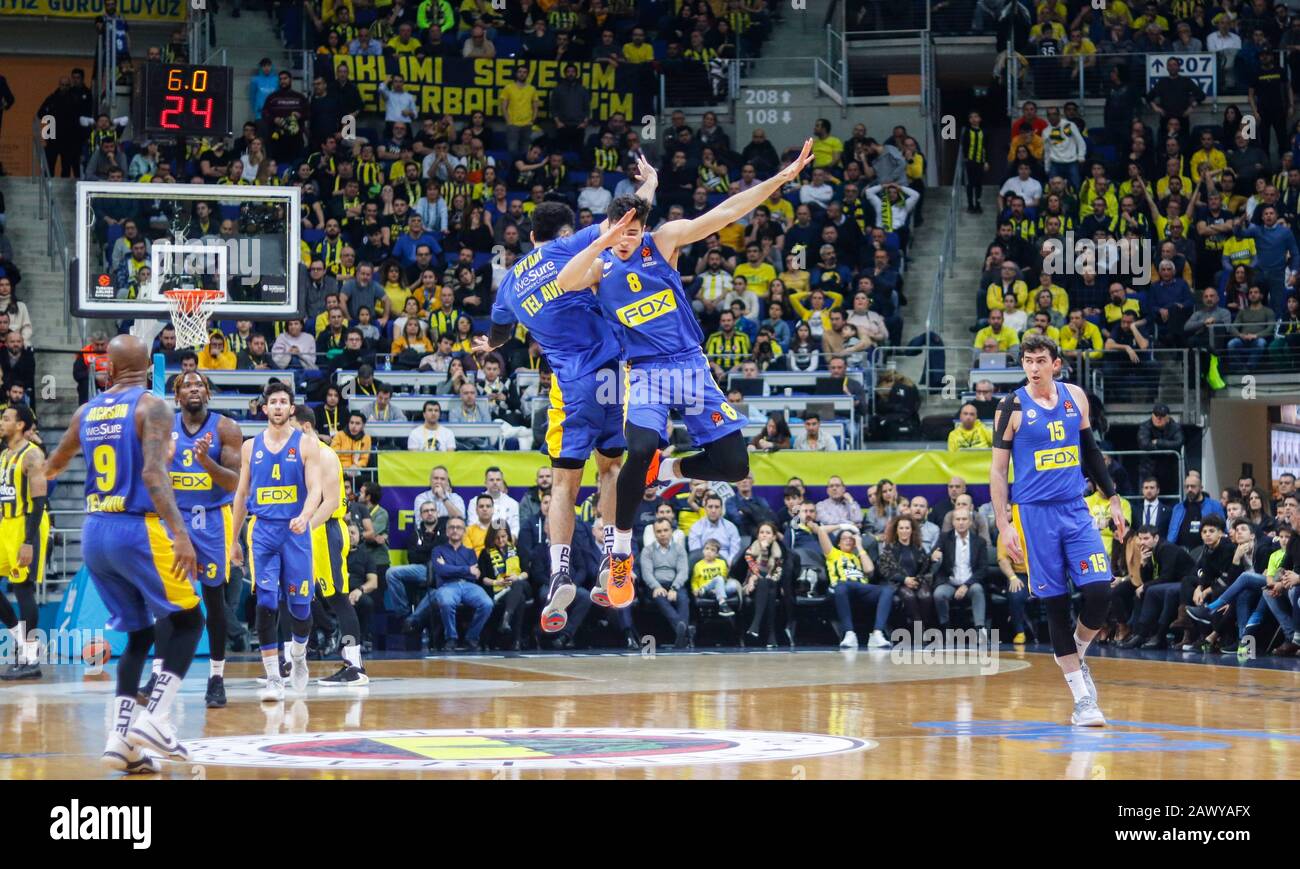 Istanbul/TÜRKEI - 7. FEBRUAR 2020: Deni Avdija und Elijah Bryant feiern während des Basketballspiels der Euroleague 2019-20 Runde 24 zwischen Fenerbahce und Maccabi Tel Aviv in der Ulker Sports Arena. Stockfoto