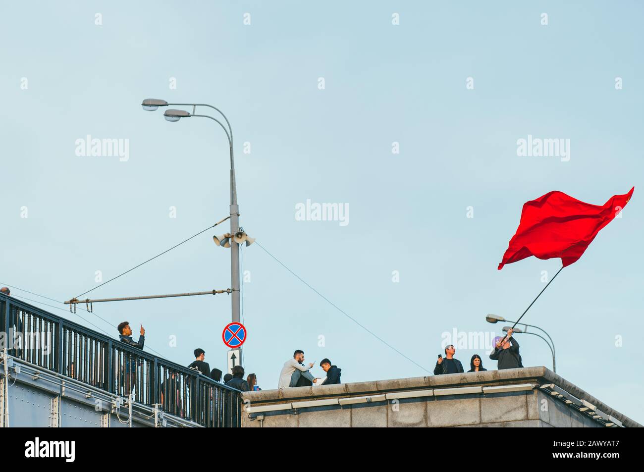 Moskau, Russland - 1. Mai 2018: Eine Menschenmenge mit der roten Flagge der Sowjetunion auf der Brücke während der 1. Mai Feiertag. Alle Arbeiter Tag Stockfoto