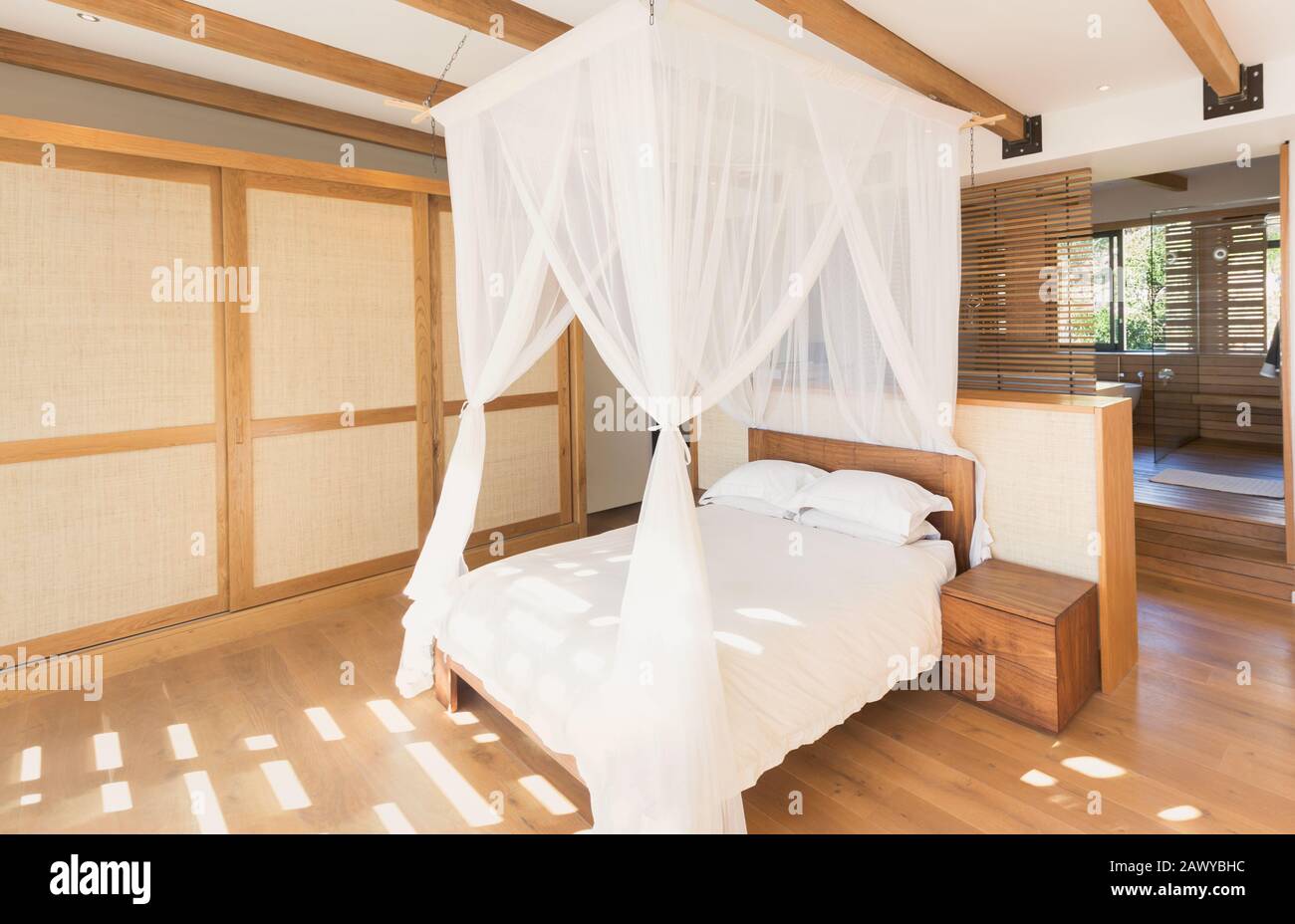 Weiße Gaze Gardinen auf dem Vordach Bett in modernen, luxuriösen Home Schaufenster Innenschlafzimmer Stockfoto