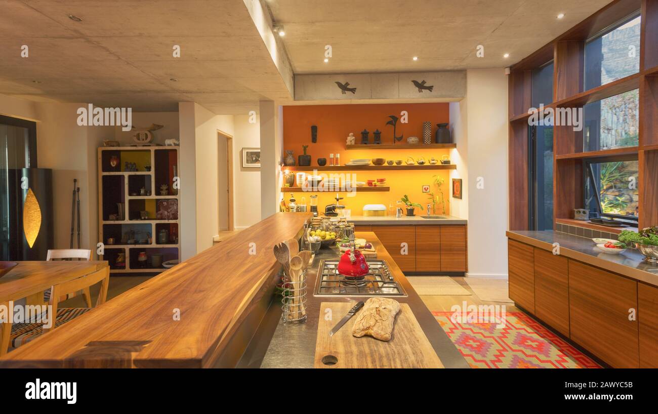 Home Schaufenster Innenküche mit Holztisch Stockfoto