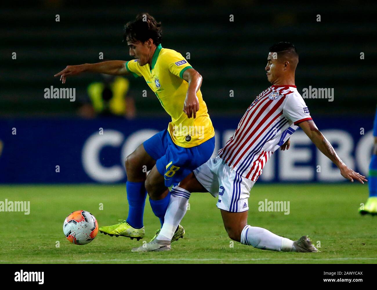 Armenien, KOLUMBIEN - 31. JANUAR: Igor Gomes aus Brasilien tritt mit Rodi David Ferreira aus Paraguay bei einem Spiel zwischen Brasilien U23 und Paraguay U23 im Rahmen der CONMEBOL Preolimpico 2020 im Estadio Centenario am 31. Januar 2020 in Armenia, Kolumbien, an. (MB Media) Stockfoto