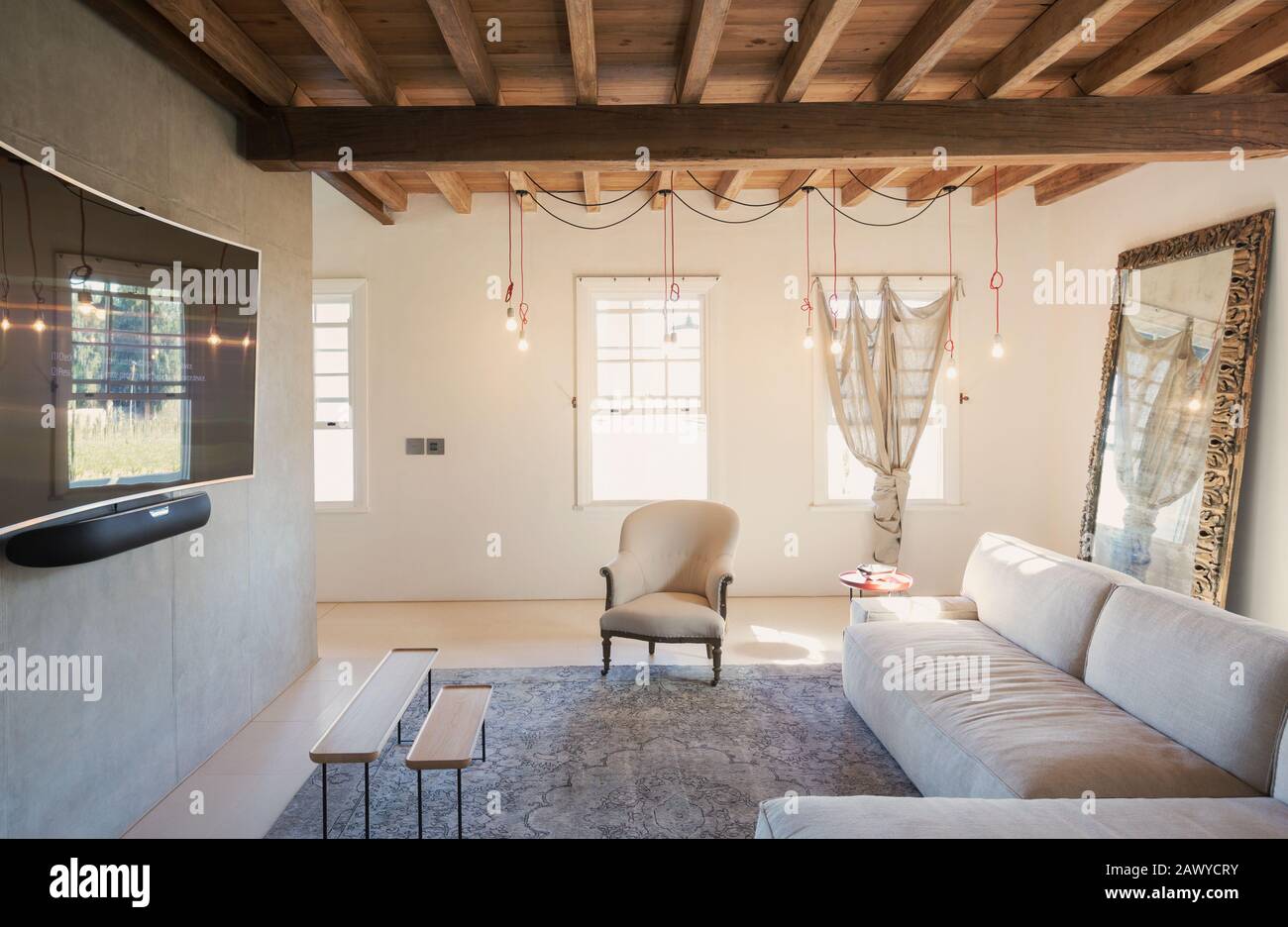 Home Showcase Innenbereich Wohnzimmer mit Holzbalken Decke Stockfoto