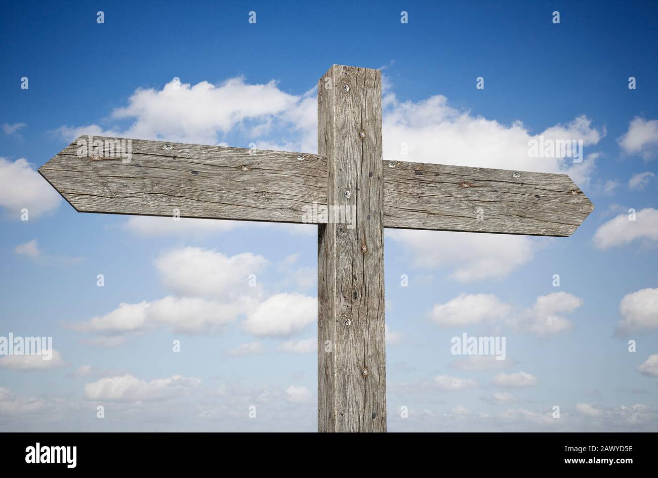 Unbeschriftete, zweibahnige Holz-Wegweiser gegen einen blauen Himmel Stockfoto