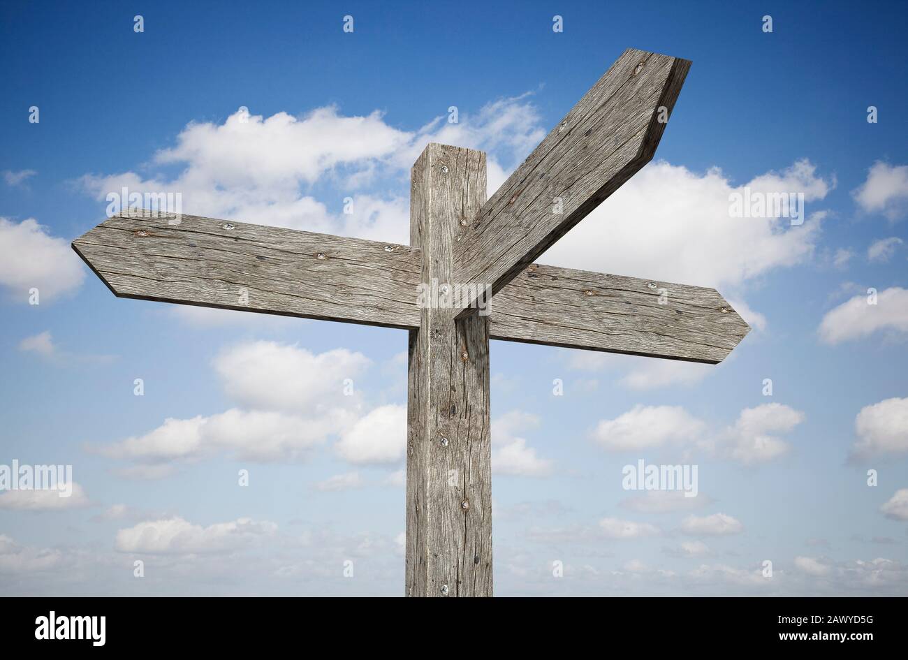Leeres Schild, drei-Wege-hölzerner Wegweiser gegen einen blauen Himmel Stockfoto