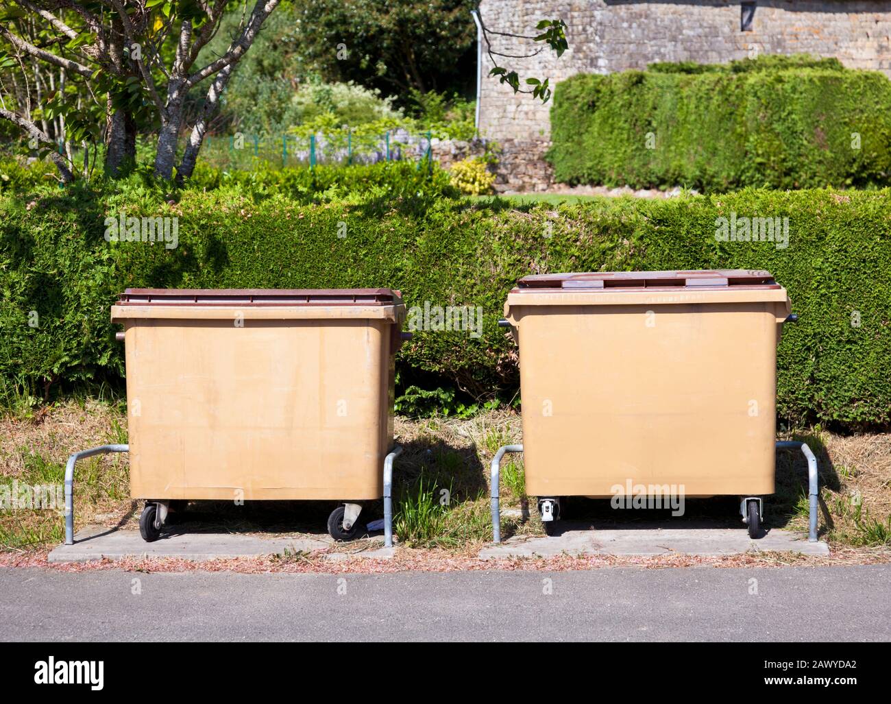Zwei französische Mülltonnenpoubelle, ein gemeinschaftlicher Mülleimer, Frankreich, Europa Stockfoto