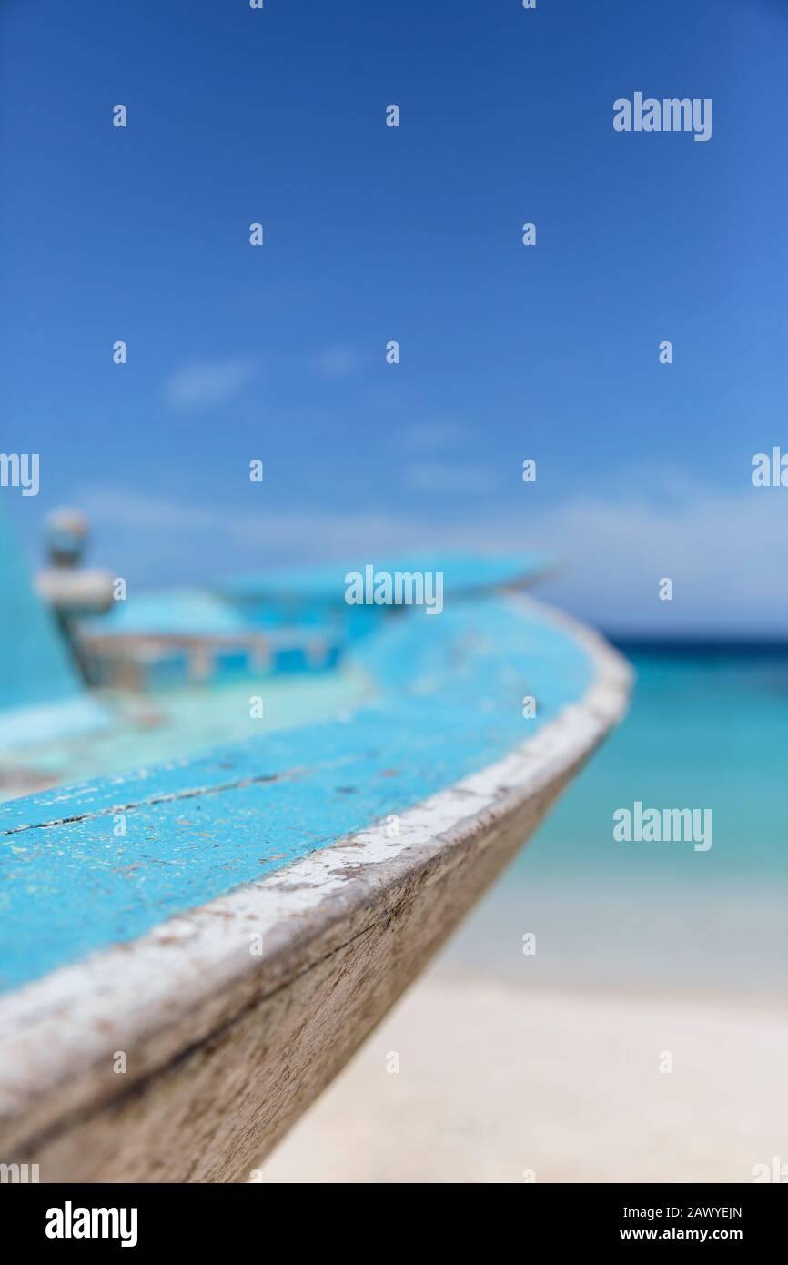 Schließen Sie das türkisblaue Boot am sonnigen Strand, auf den Malediven Stockfoto