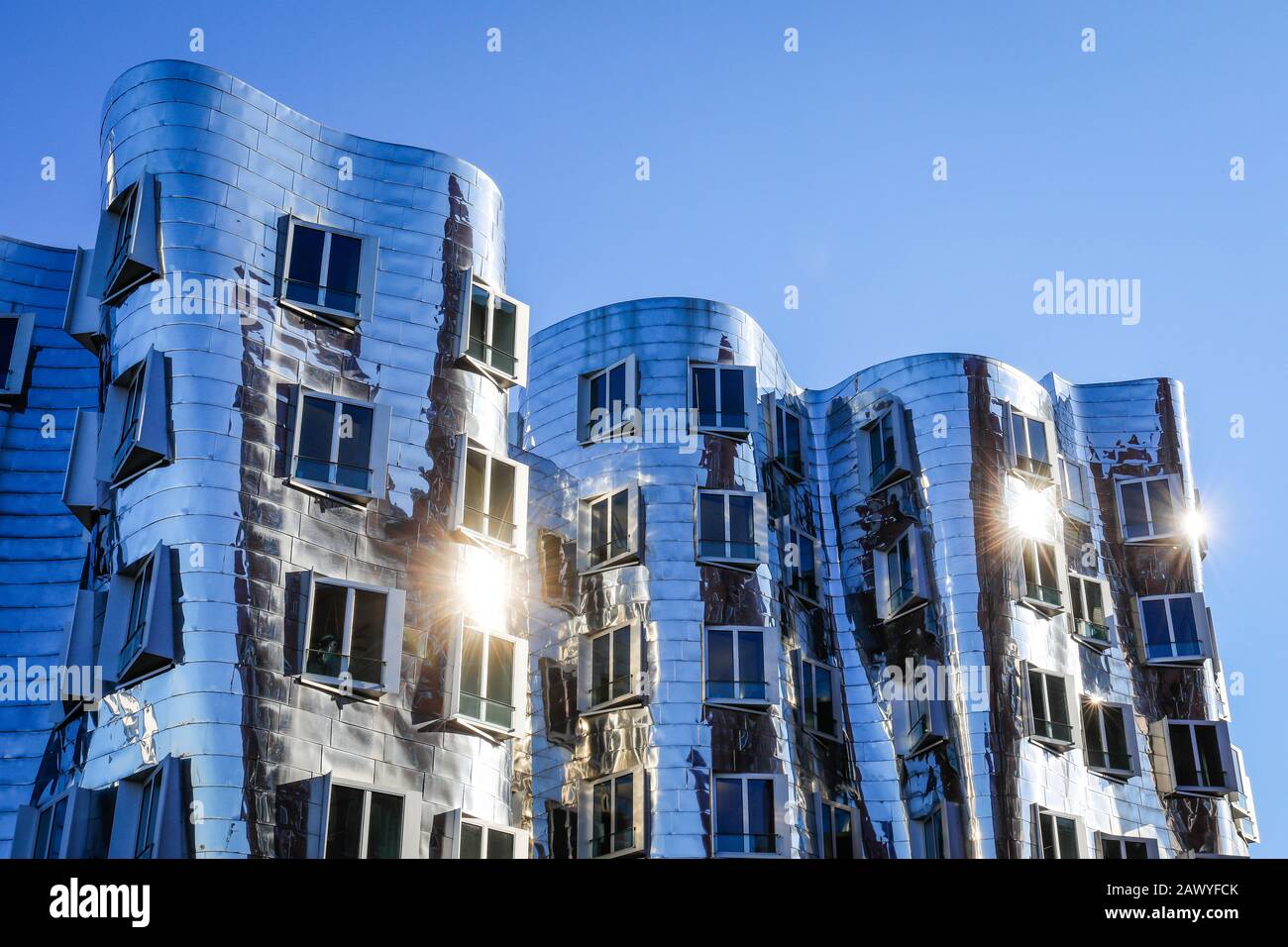 Düsseldorf, Nordrhein-Westfalen, Deutschland - Gehry-Gebäude, der neue Zollhof im Medienhafen wurde vom Architekten Frank O. Gehry entworfen. Co Stockfoto