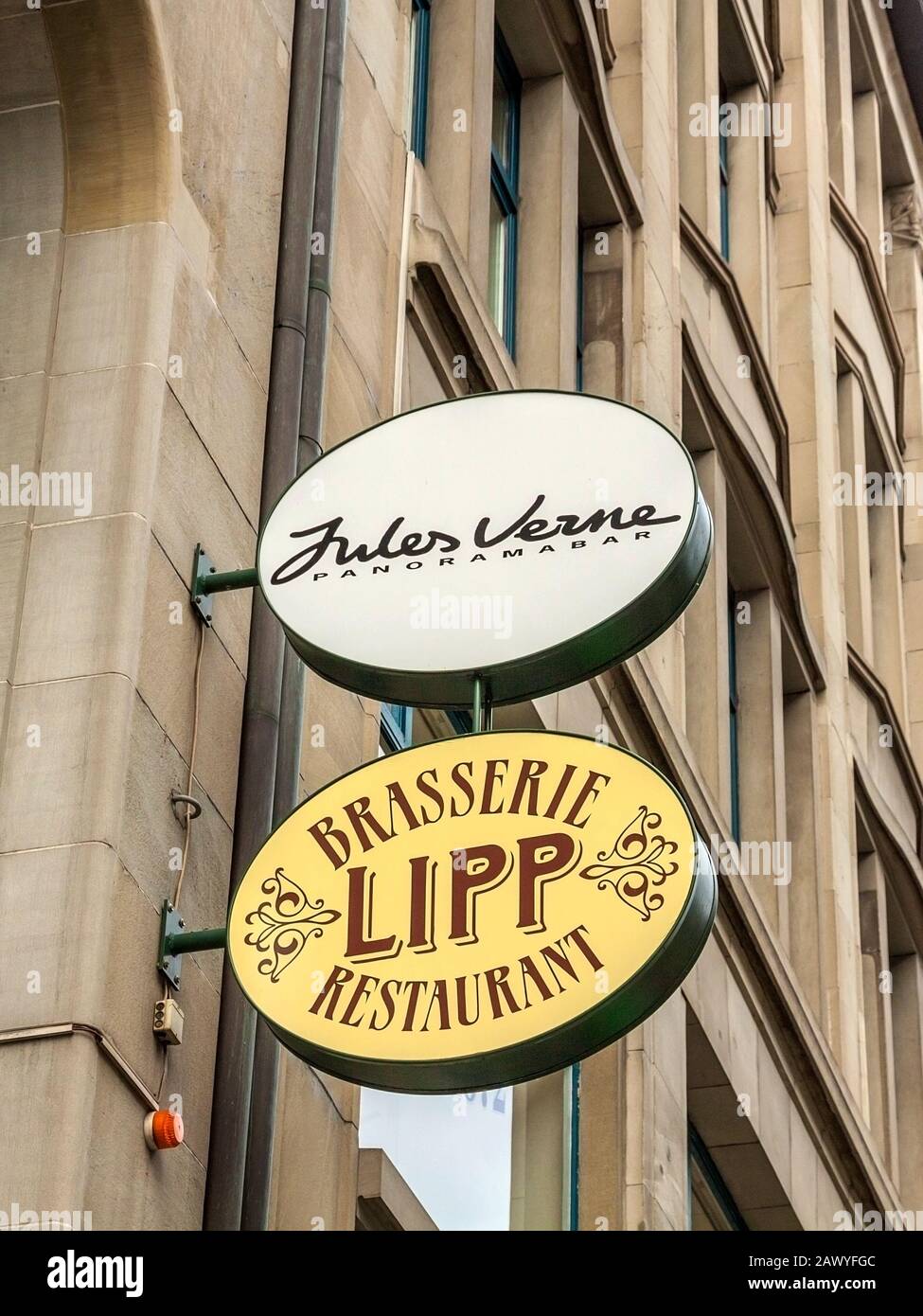Zürich, Schweiz - 10. Juni 2017: Schild bei der Faccade des berühmten Jules-Verne-Panoramabars in der Brasserie Lipp in der Nähe der Urania-Sternwarte. Stockfoto