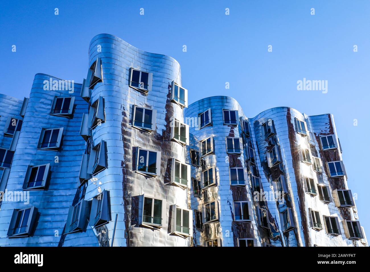 Düsseldorf, Nordrhein-Westfalen, Deutschland - Gehry-Gebäude, der neue Zollhof im Medienhafen wurde vom Architekten Frank O. Gehry entworfen. Co Stockfoto