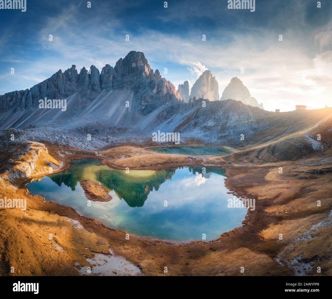 Luftbild von Felsen, Bergsee, Spiegelung im Wasser Stockfoto